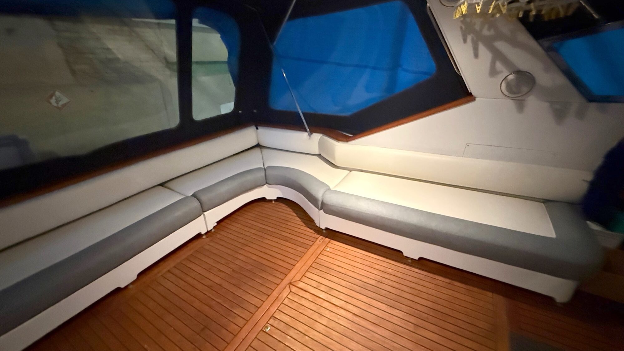 Sea Ray 400 Express Cruiser — foto 25 van 29