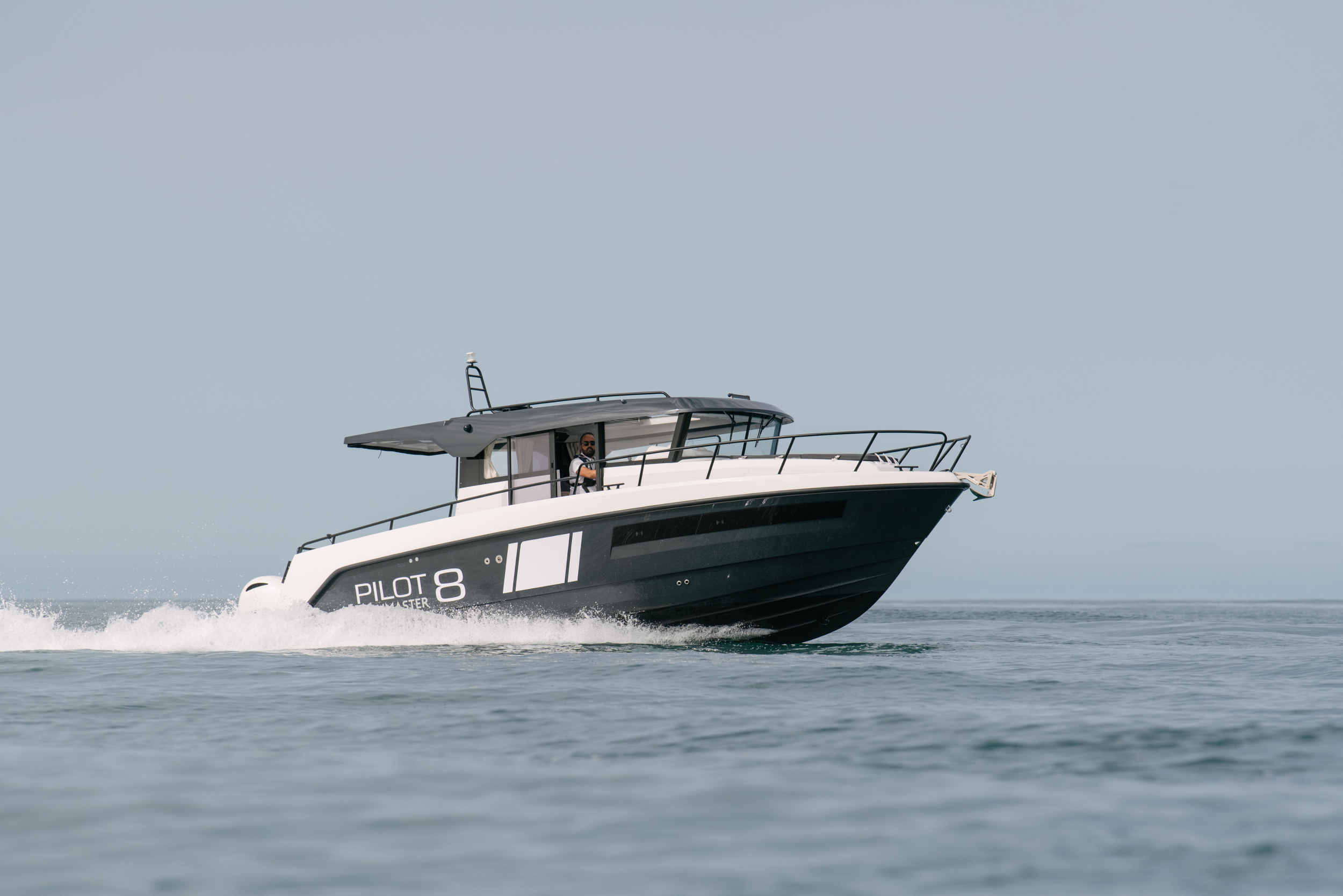 Finnmaster pilot 8 met 2x 200 pk Yamaha motoren  — foto 7 van 45