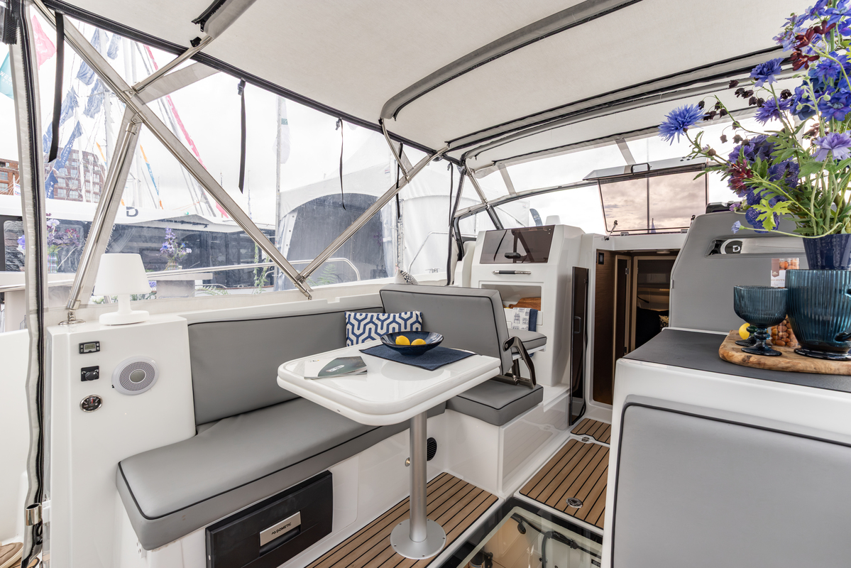 Delphia Yachts 10 Lounge Electric DEMO, direct verkrijgbaar en vaarklaar. (PRIJSVERLAGING!!) — foto 11 van 12
