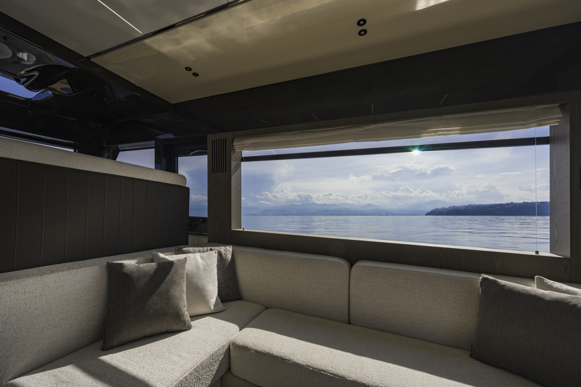 Invictus yachts Invictus ST550 met 2x 950 pk Volvo IPS direct leverbaar — foto 12 van 28