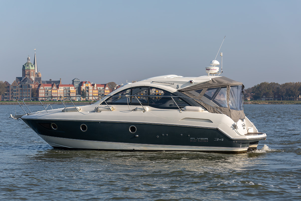 Goed onderhouden sportieve motorboot — foto 2 van 55