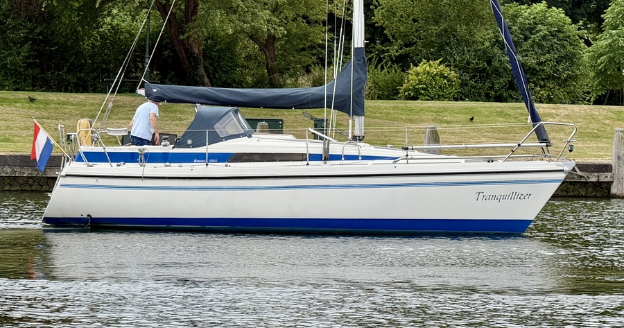 Bavaria 890