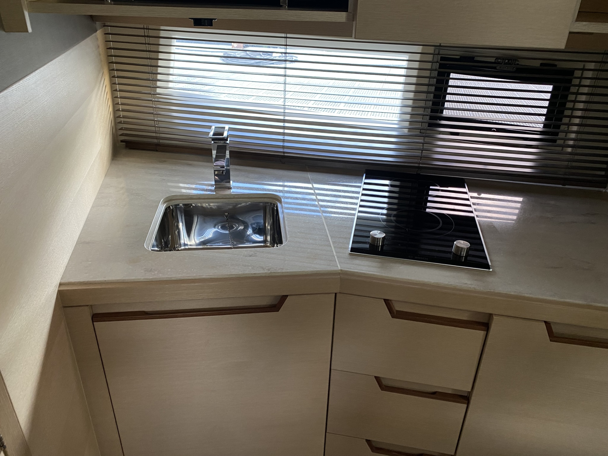Galeon Yachts Galeon 325 HTS met 2 x Mercruiser 4.5l MPI 250 pk - Bouwjaar 2017 — foto 15 van 23