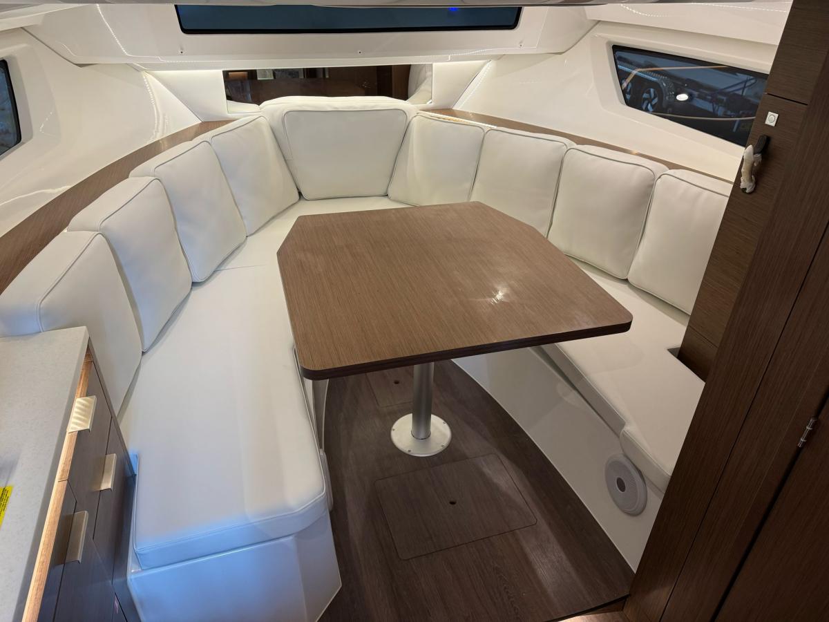 Jeanneau Cap Camarat 10.5 WA S2 op voorraad. Dit schip is aanwezig op de yamaha stand van hiswa te water 2026. — foto 26 van 35