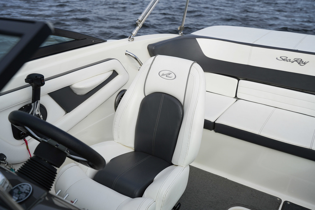Sea Ray 19 SPX — foto 13 van 36