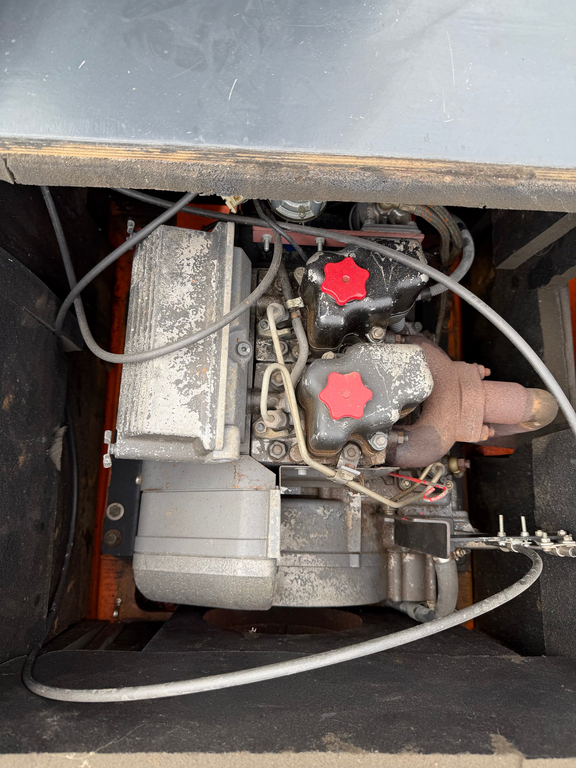 Oud Alblas reddingssloep met 2 cilinder luchtgekoelde dieselmotor — foto 10 van 12