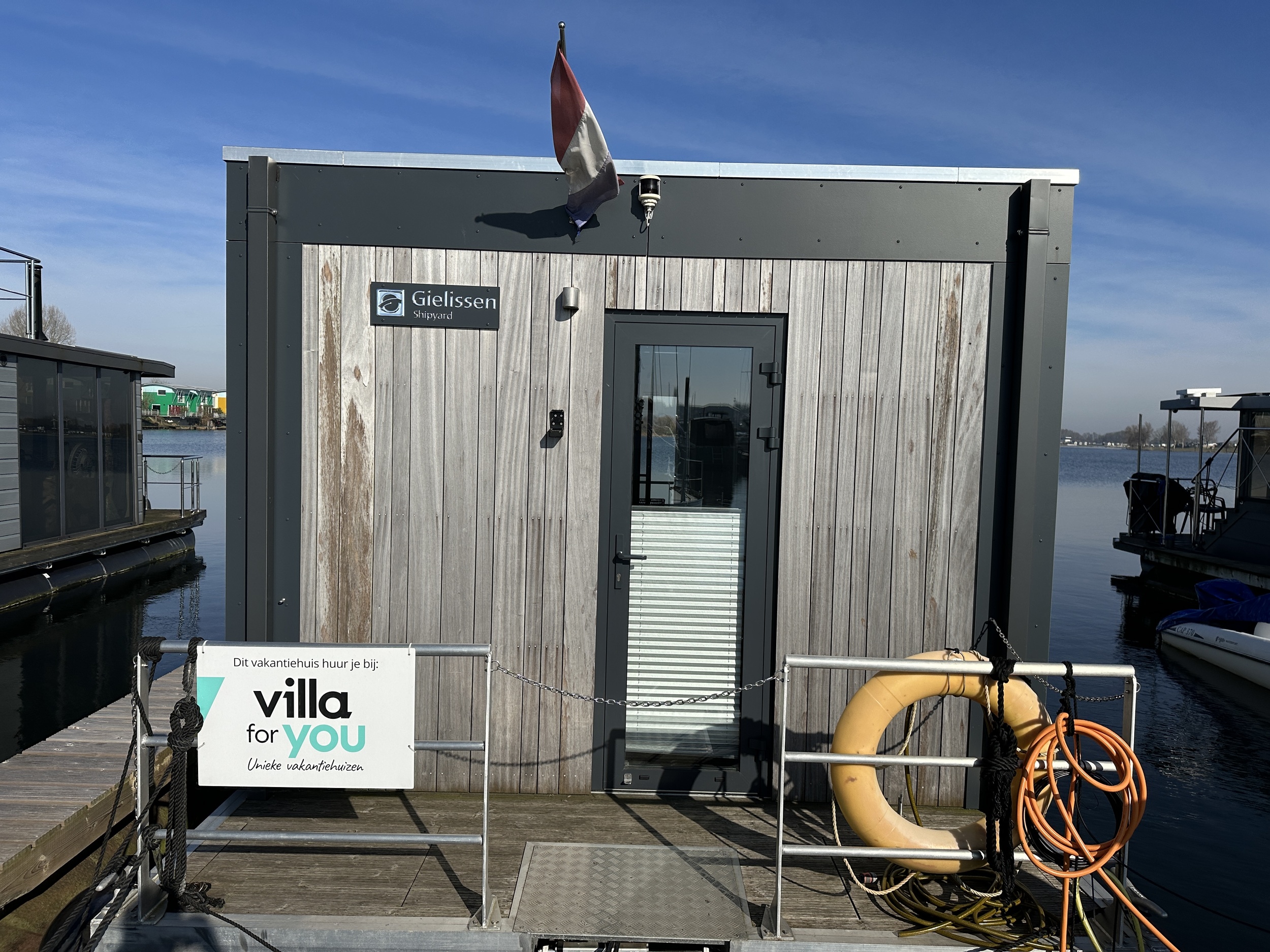 Gielissen Marin Home 32 Tiny Houseboat — foto 4 van 43