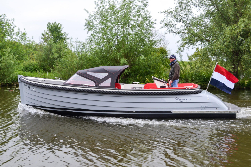 Waterspoor 777 Aviator | Luxe diesel/hybride tender | Vanaf €79.950,- — foto 2 van 11