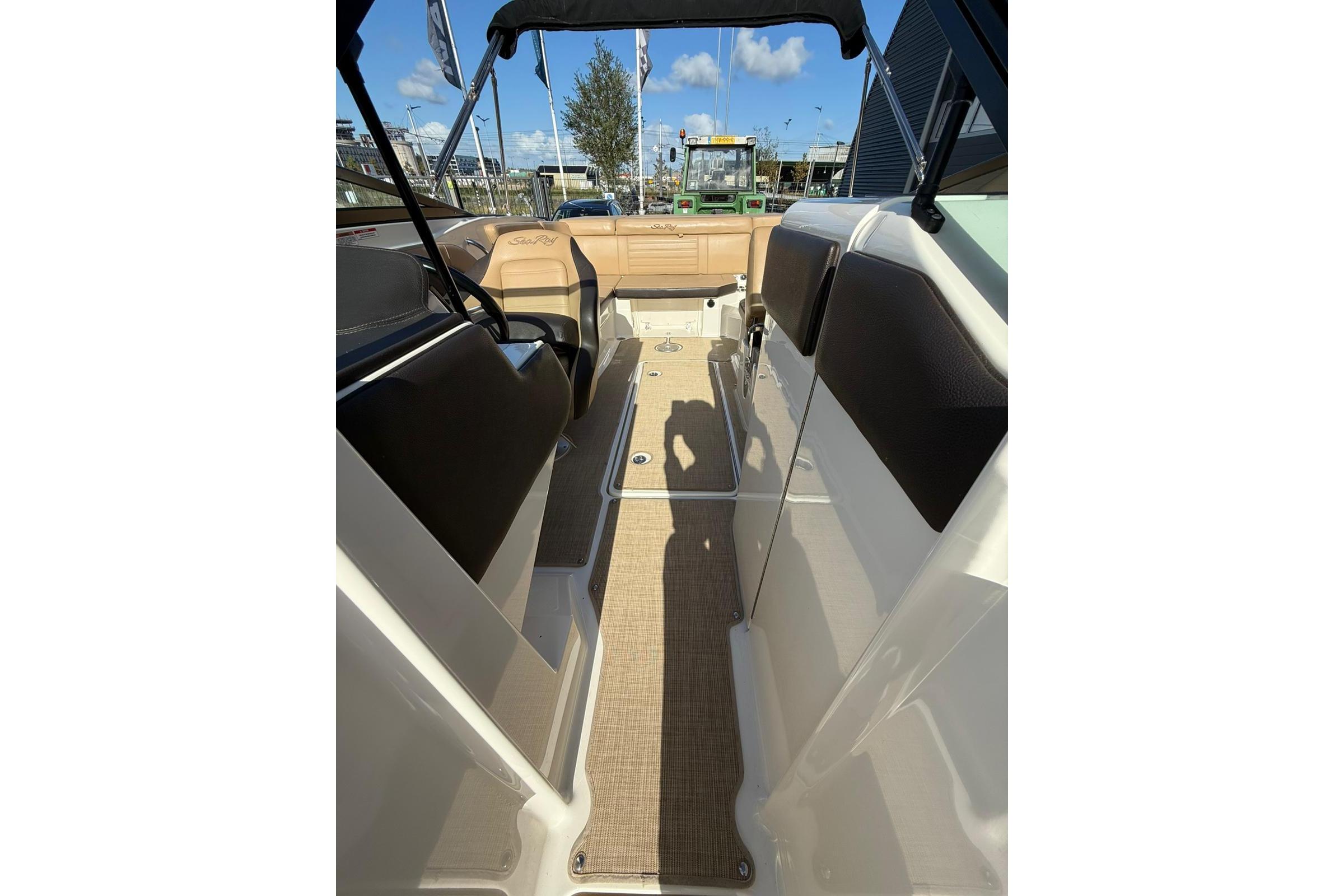Sea Ray SPX 230 — foto 32 van 47