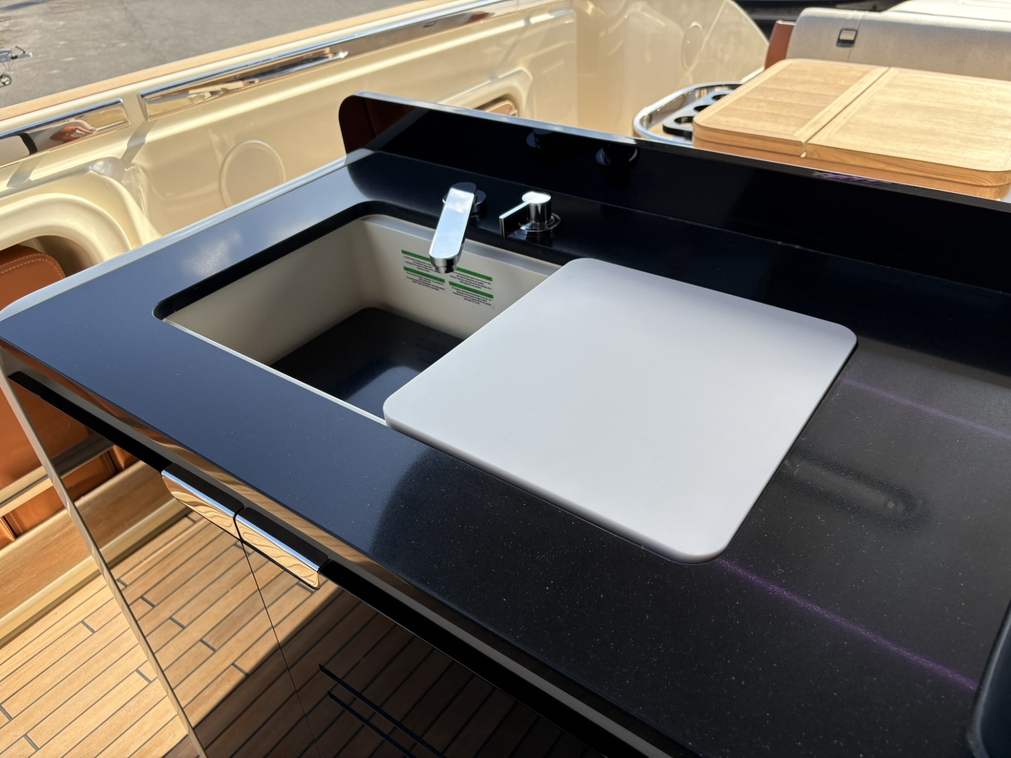 Invictus yachts Invictus 420 TT  met 2x 440 pk Volvo Penta D6 - Nieuw binnen! — foto 10 van 21