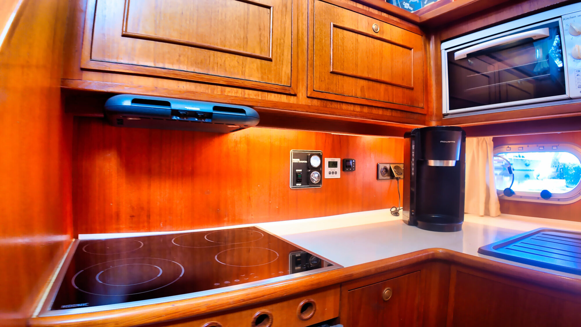Neptunus 138 / 46 Flybridge Sedan — foto 24 van 32