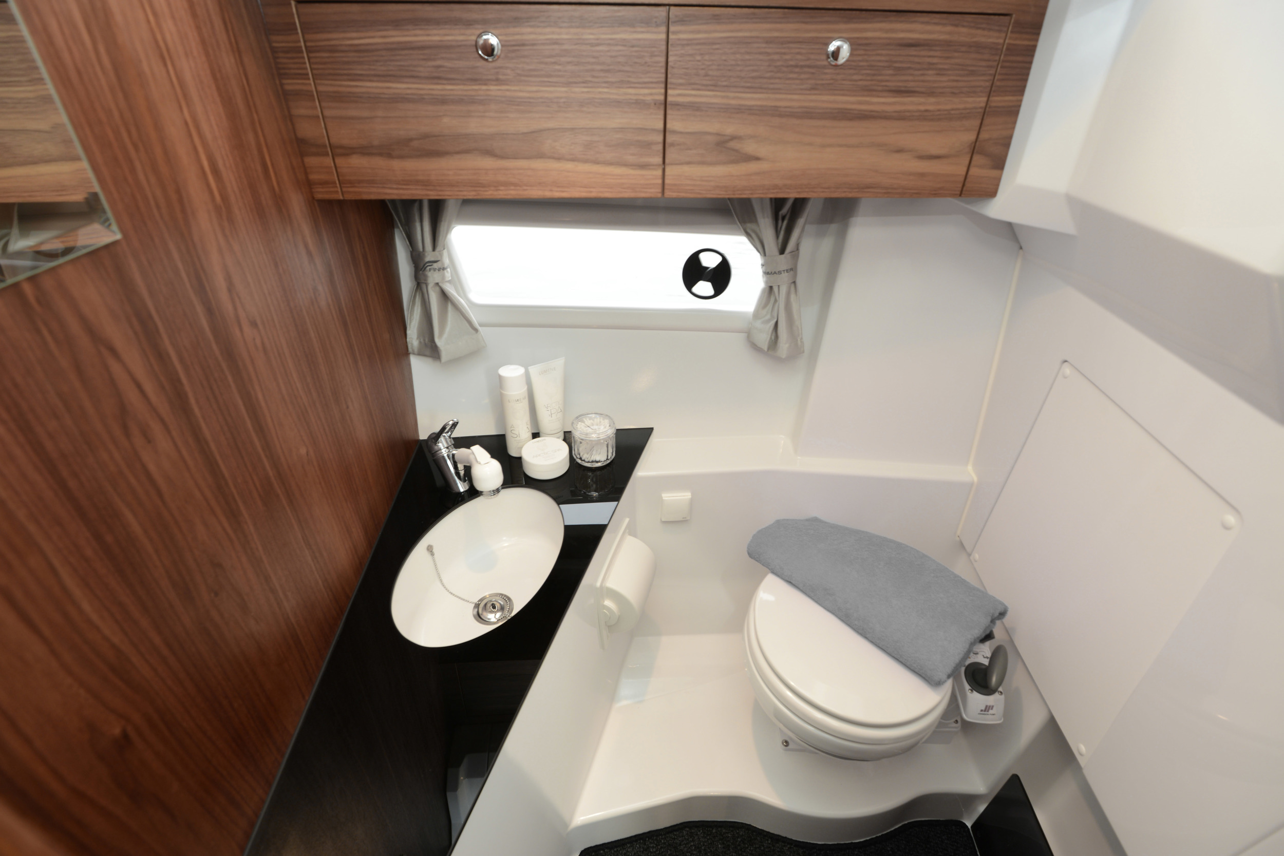 Finnmaster pilot 8 met 2x 200 pk Yamaha motoren  — foto 31 van 45