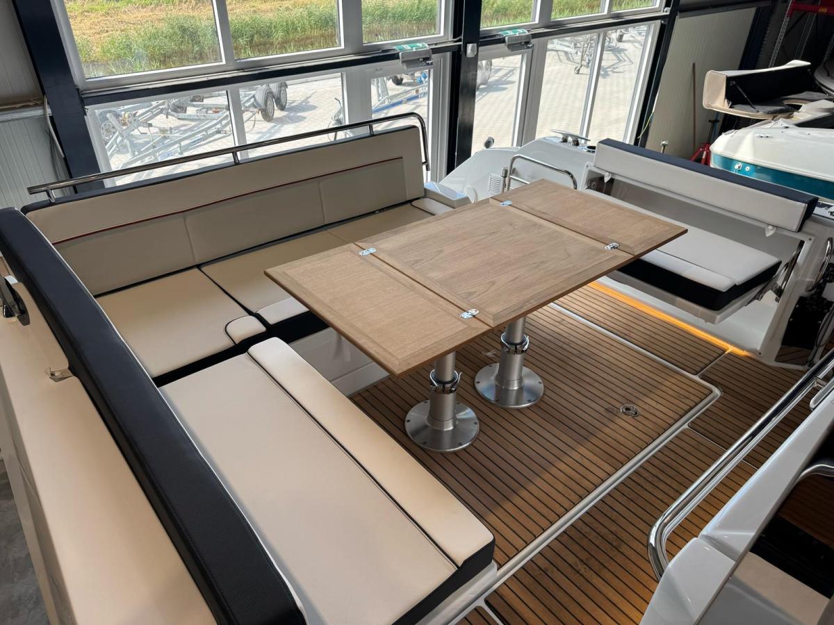 Jeanneau Cap Camarat 10.5 WA S2 op voorraad. Dit schip is aanwezig op de yamaha stand van hiswa te water 2026. — foto 22 van 35