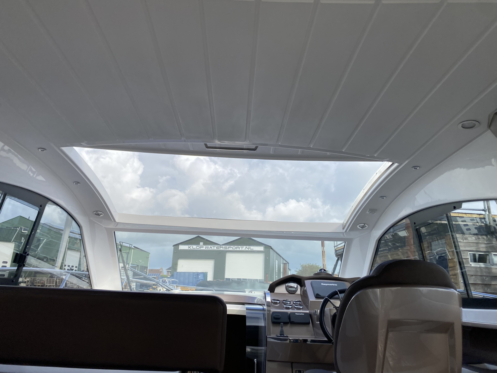 Galeon Yachts Galeon 325 HTS met 2 x Mercruiser 4.5l MPI 250 pk - Bouwjaar 2017 — foto 8 van 23