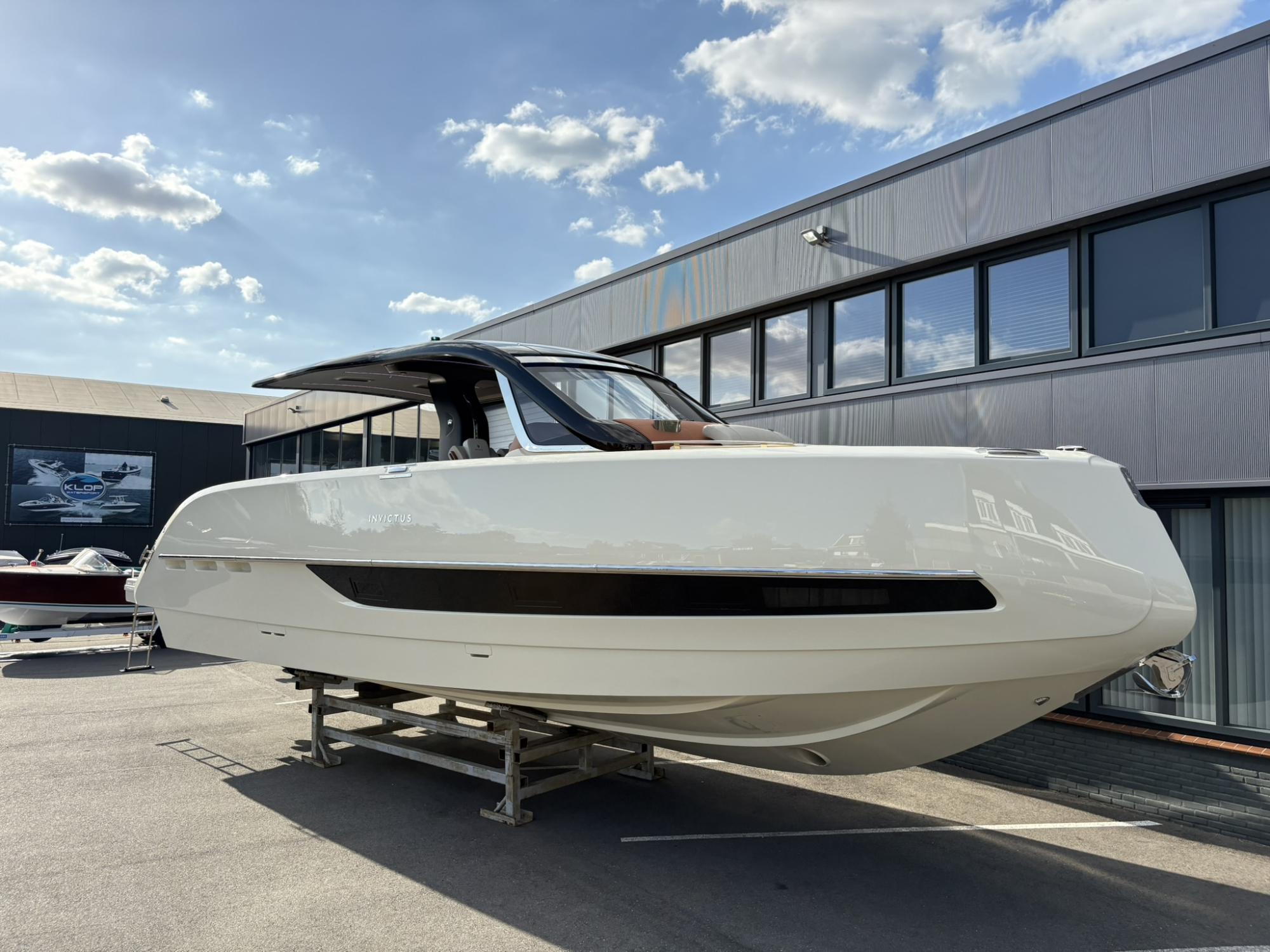 Invictus yachts Invictus 420 TT  met 2x 440 pk Volvo Penta D6 - Nieuw binnen! — foto 1 van 21