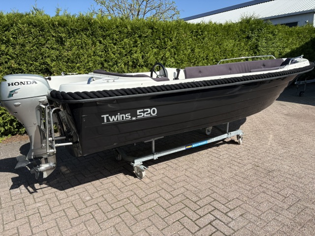 VAARKLAAR!! Twins 520 met Honda 20 PK en Dekzeil