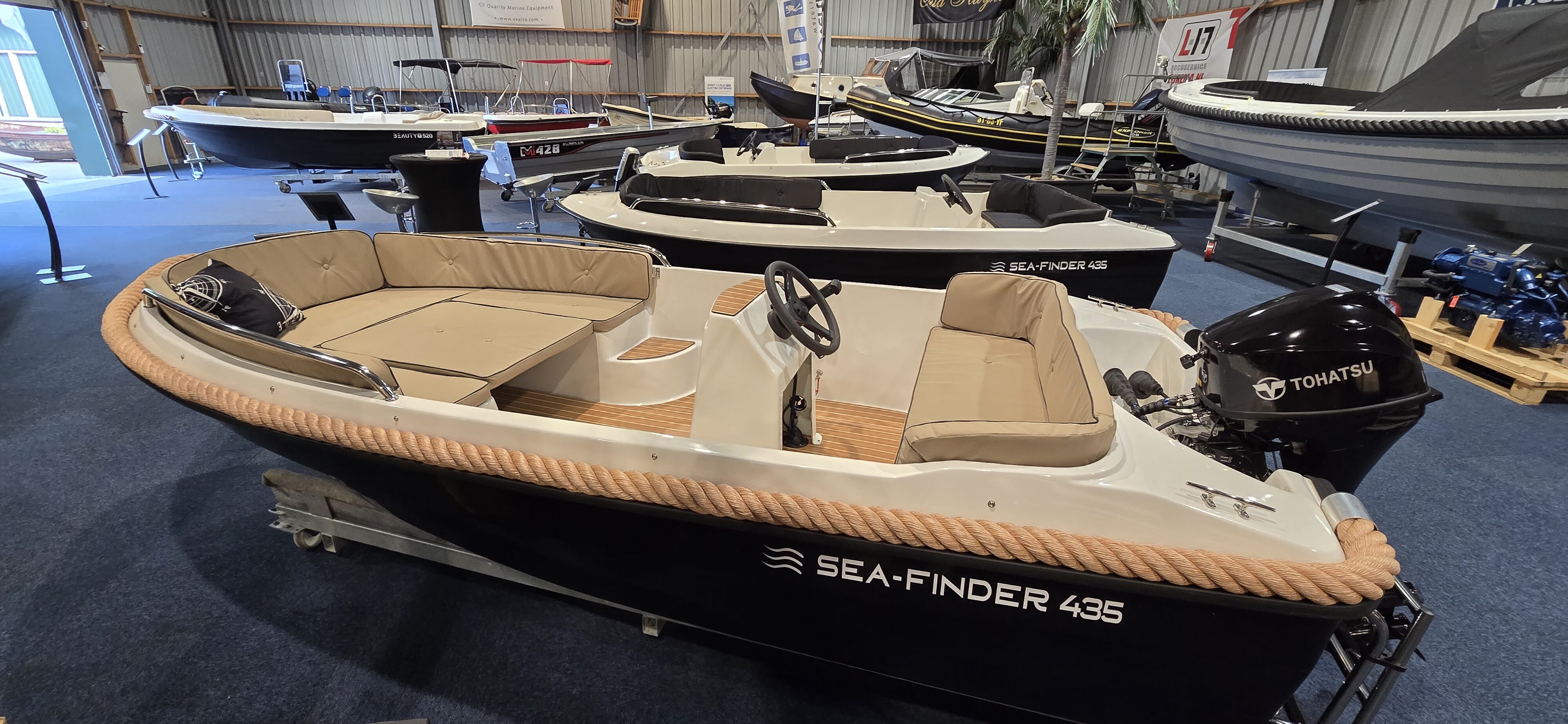 sea-finder de luxe met 9.8 pk tohatsu en teaklook vloer en kabelaring — foto 7 van 12