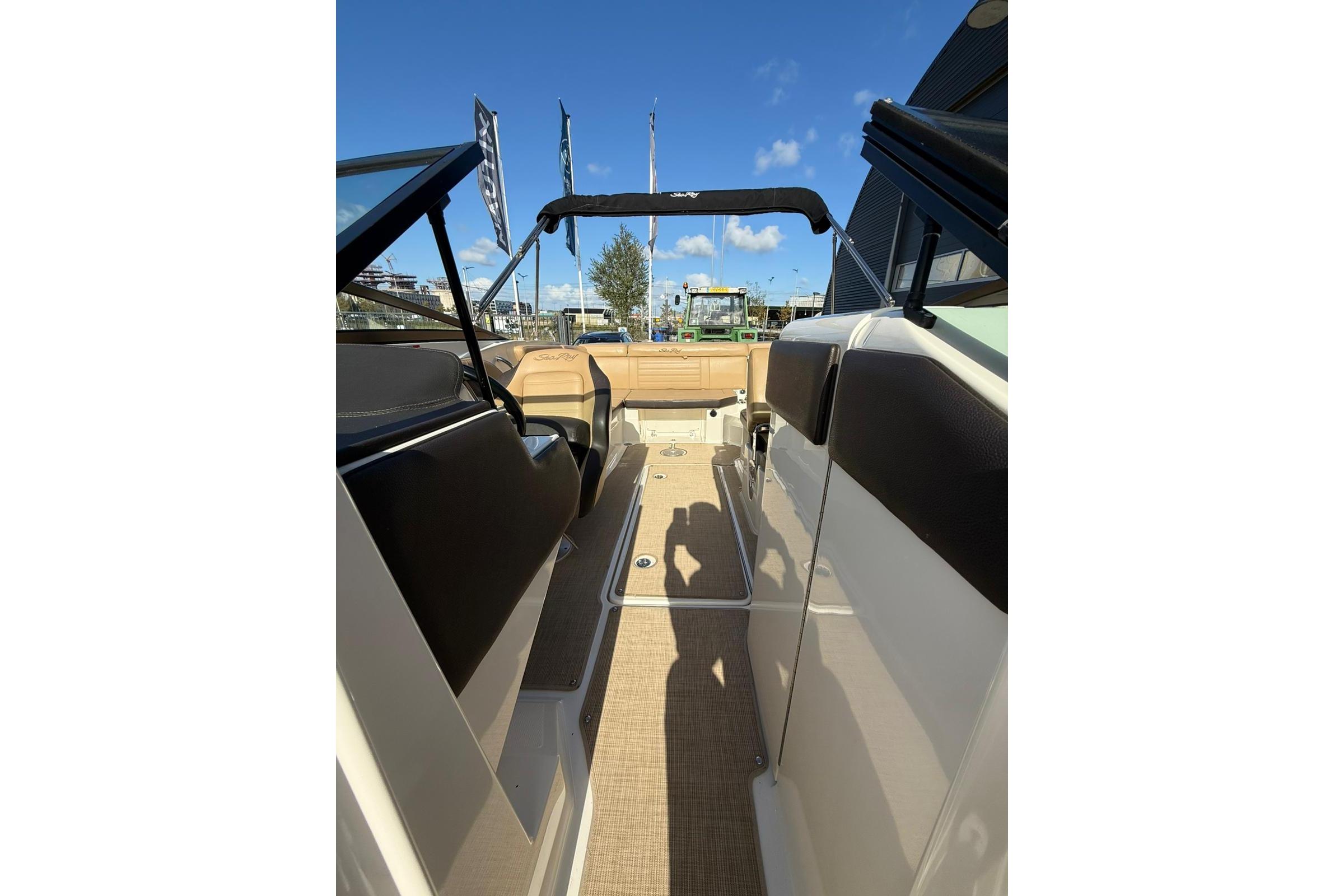 Sea Ray SPX 230 — foto 30 van 47