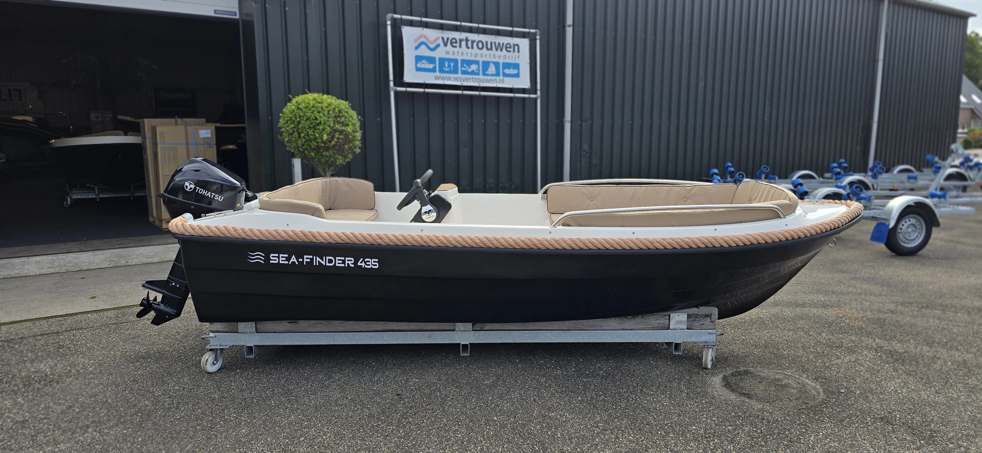 sea-finder de luxe met 9.8 pk tohatsu en teaklook vloer en kabelaring — foto 1 van 12