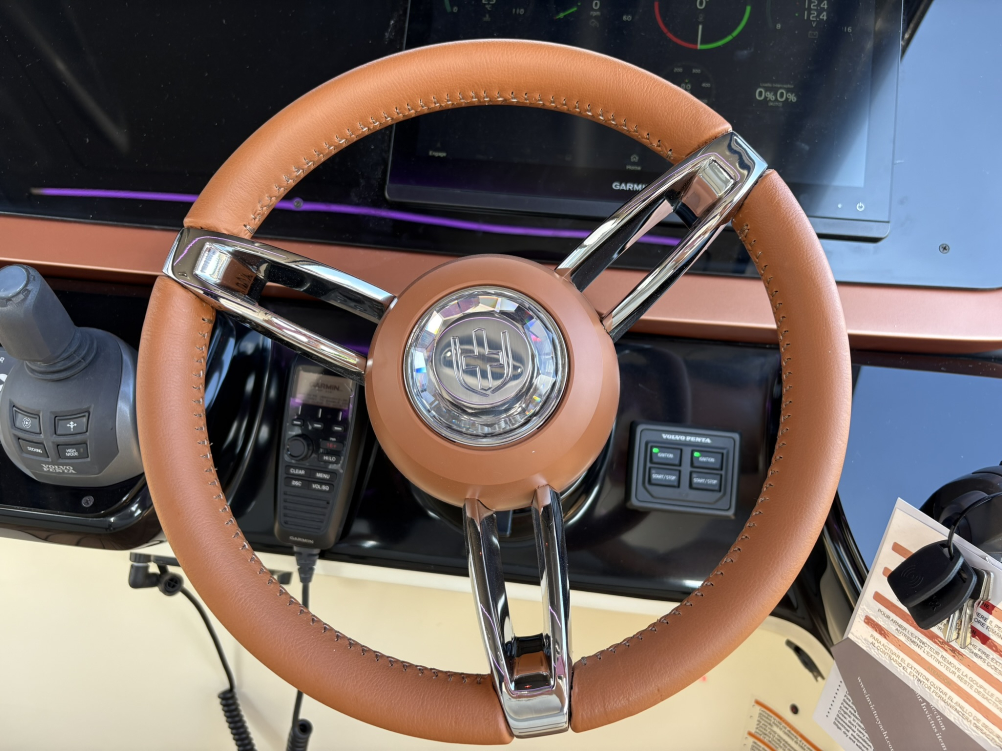 Invictus yachts Invictus 420 TT  met 2x 440 pk Volvo Penta D6 - Nieuw binnen! — foto 5 van 21