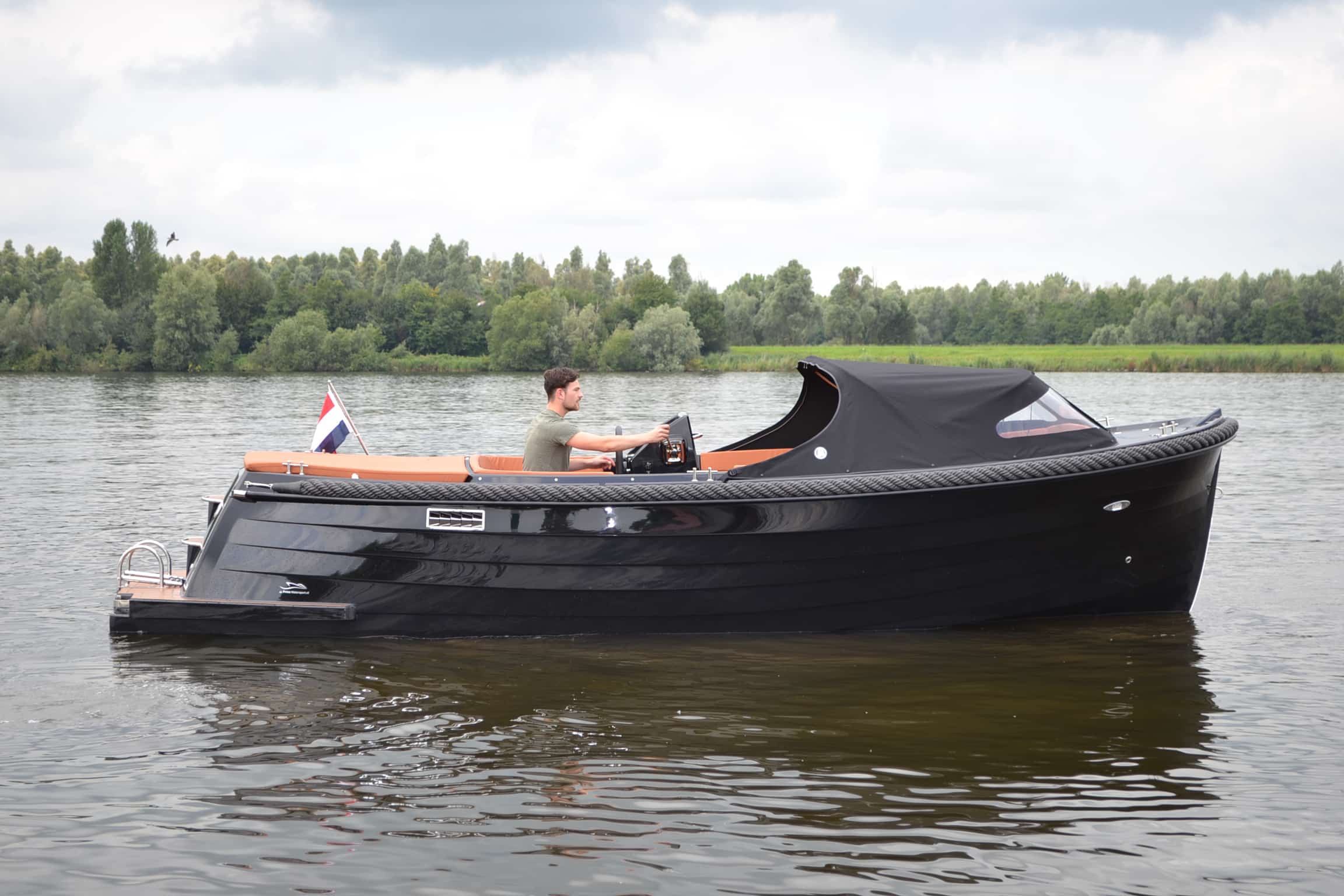 4 Family 690 Tender — foto 1 van 8
