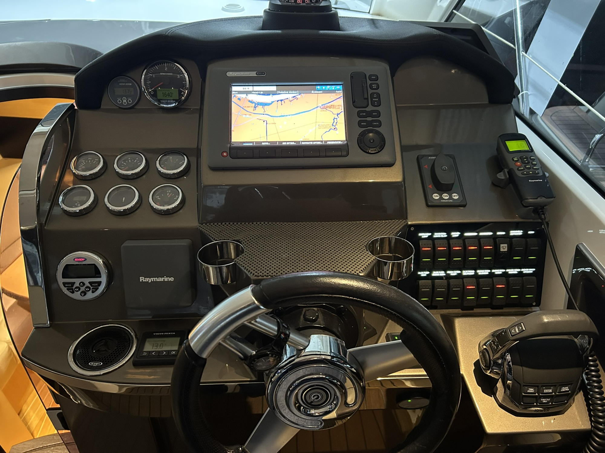 Galeon Yachts Galeon 325 HTS met Volvo Penta 370 pk — foto 2 van 17