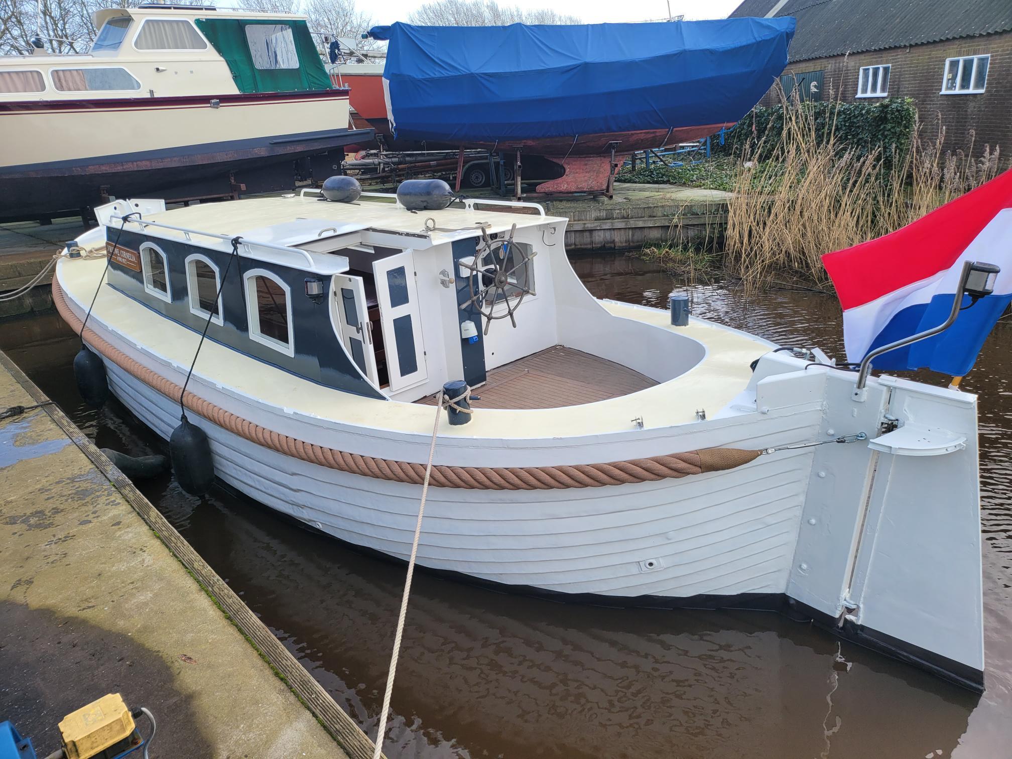 Cabin sloep van 9.7 mtr met 4 cil. dieselmotor geheel gerefit — foto 2 van 12