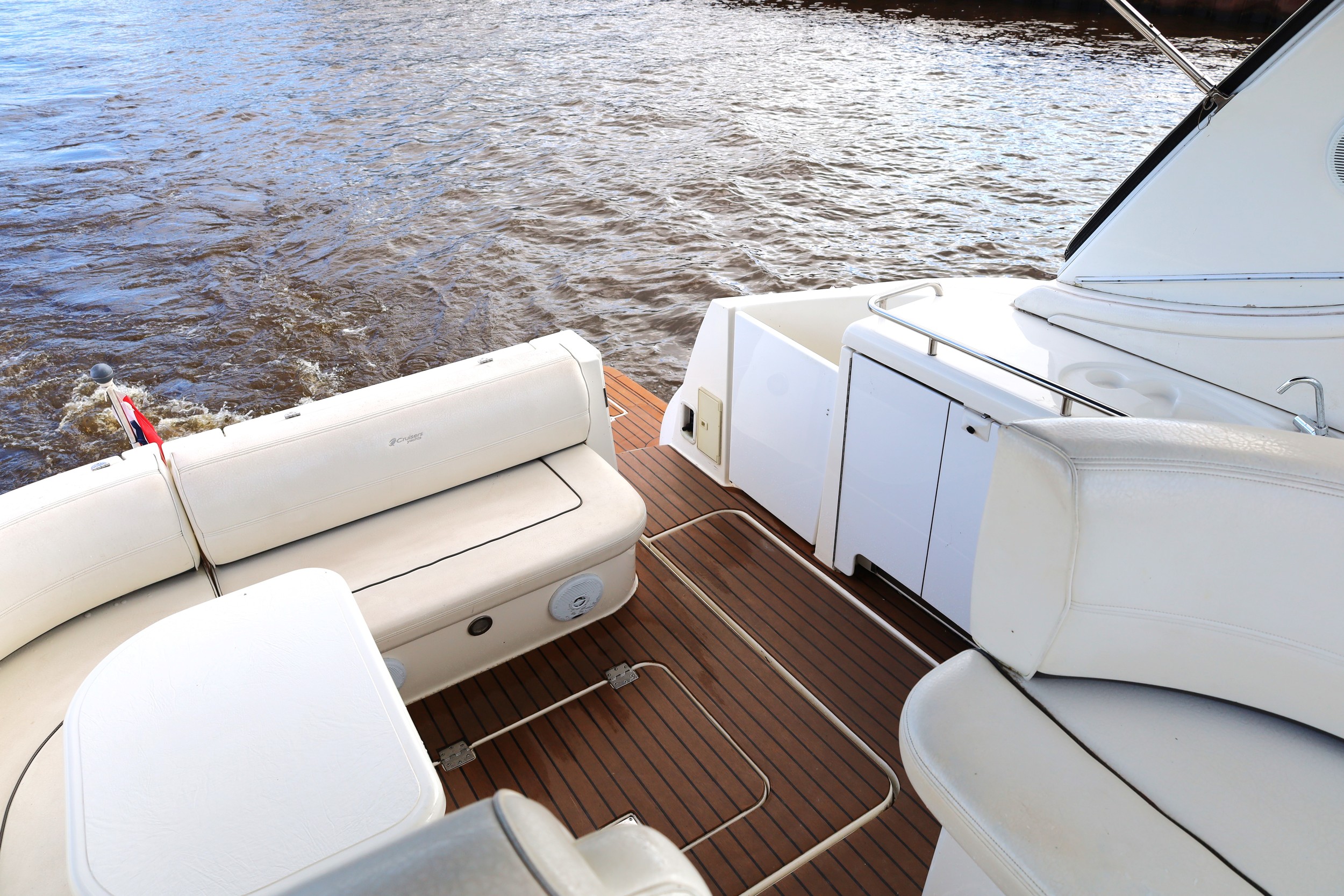 Cruiser Yachts 370 Express — foto 13 van 31