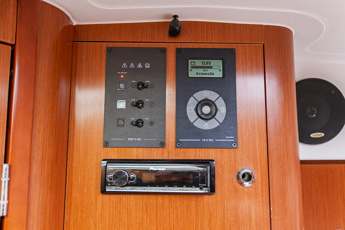 Goed onderhouden sportieve motorboot — foto 45 van 55