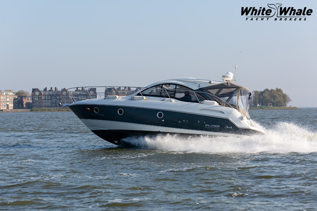 Goed onderhouden sportieve motorboot — foto 4 van 55