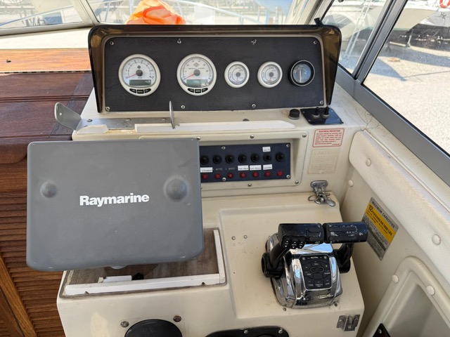 Boston Whaler 25 T-TOP Walk-Around - BluYachting — foto 6 van 12