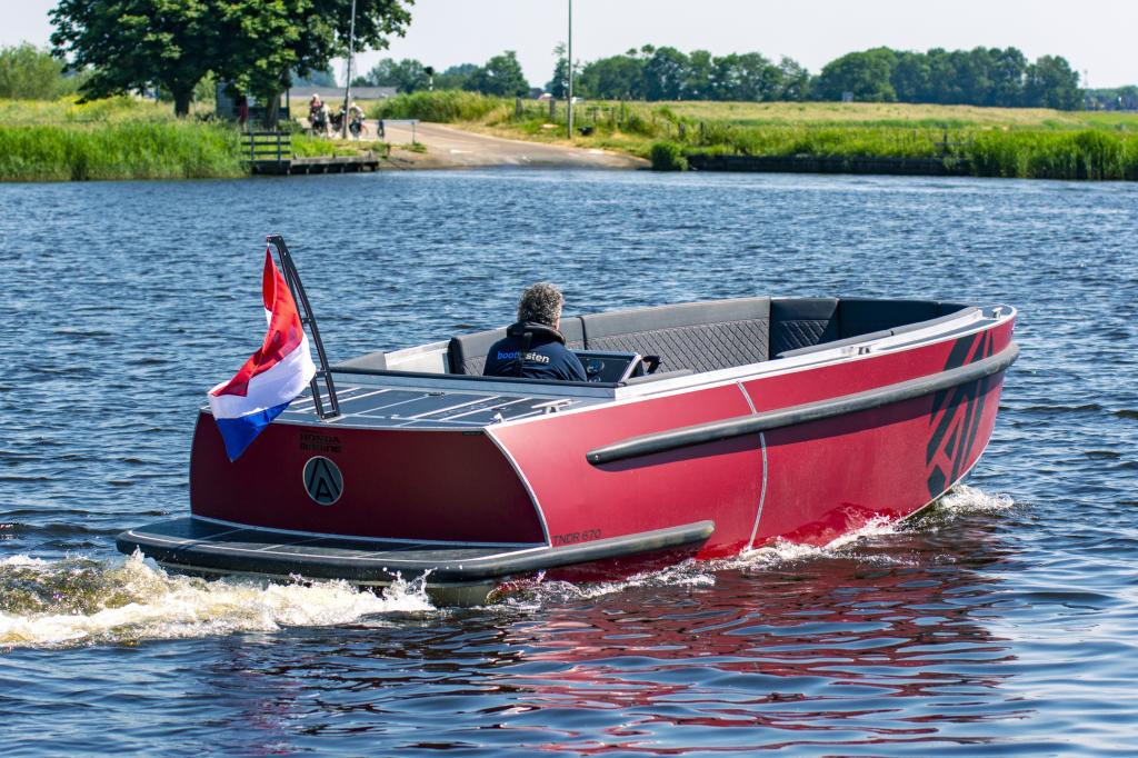 AluShip TNDR 670 — foto 3 van 8