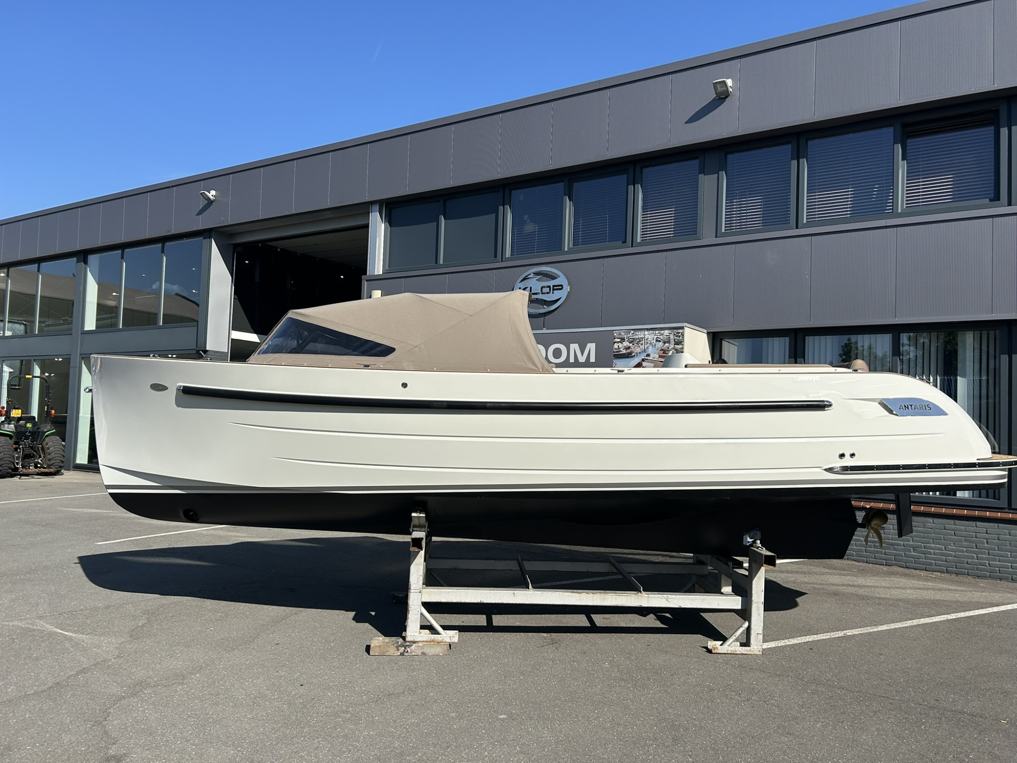 Antaris Seventy5 met Vetus 52 pk in RAL 9002 op voorraad!