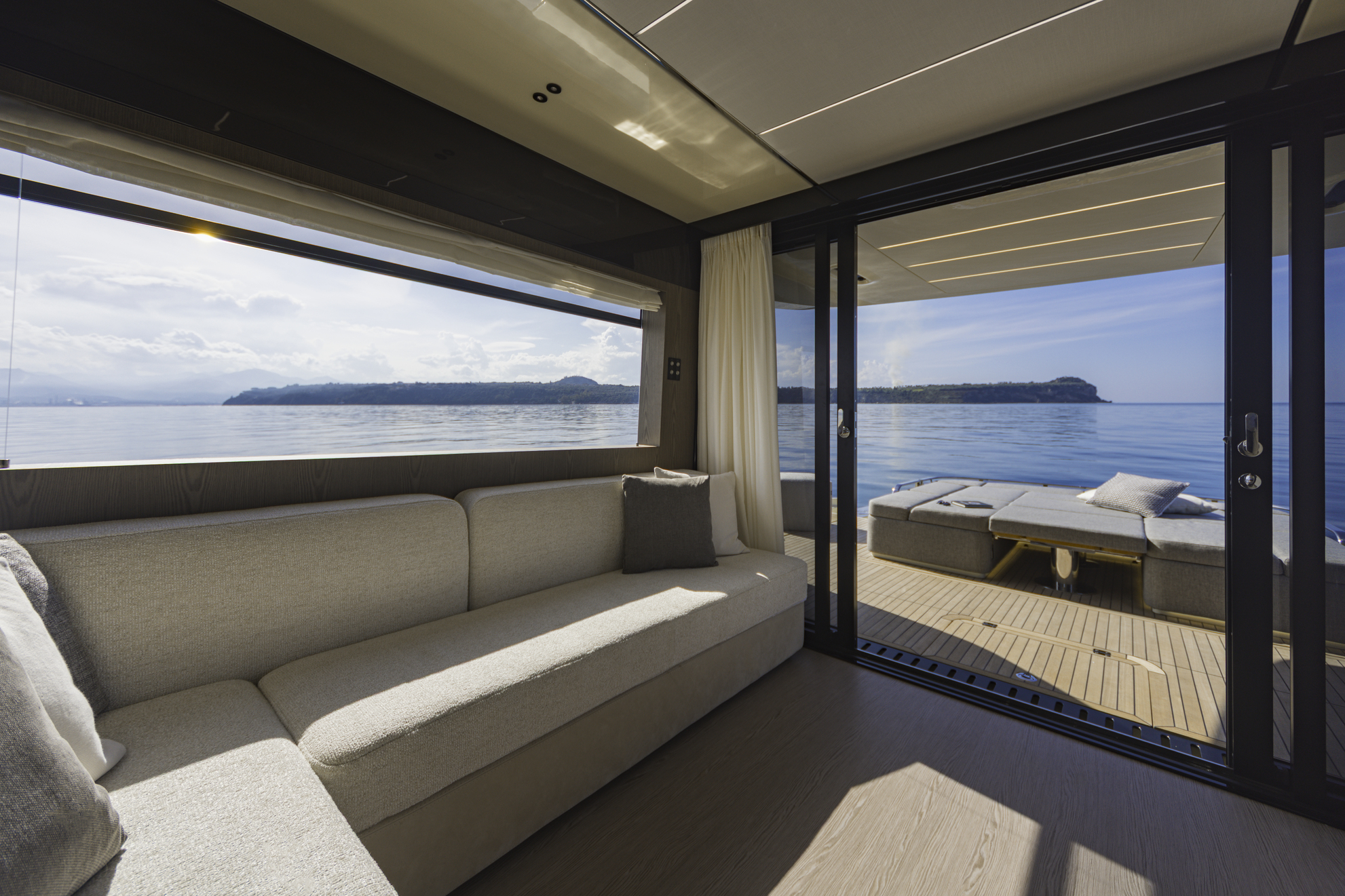 Invictus yachts Invictus ST550 met 2x 950 pk Volvo IPS direct leverbaar — foto 8 van 28