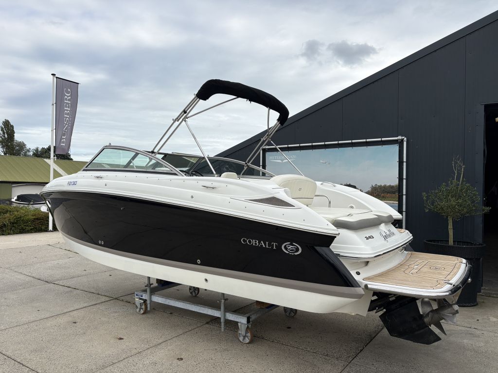 Cobalt 243 Cuddy (2011) — foto 1 van 6