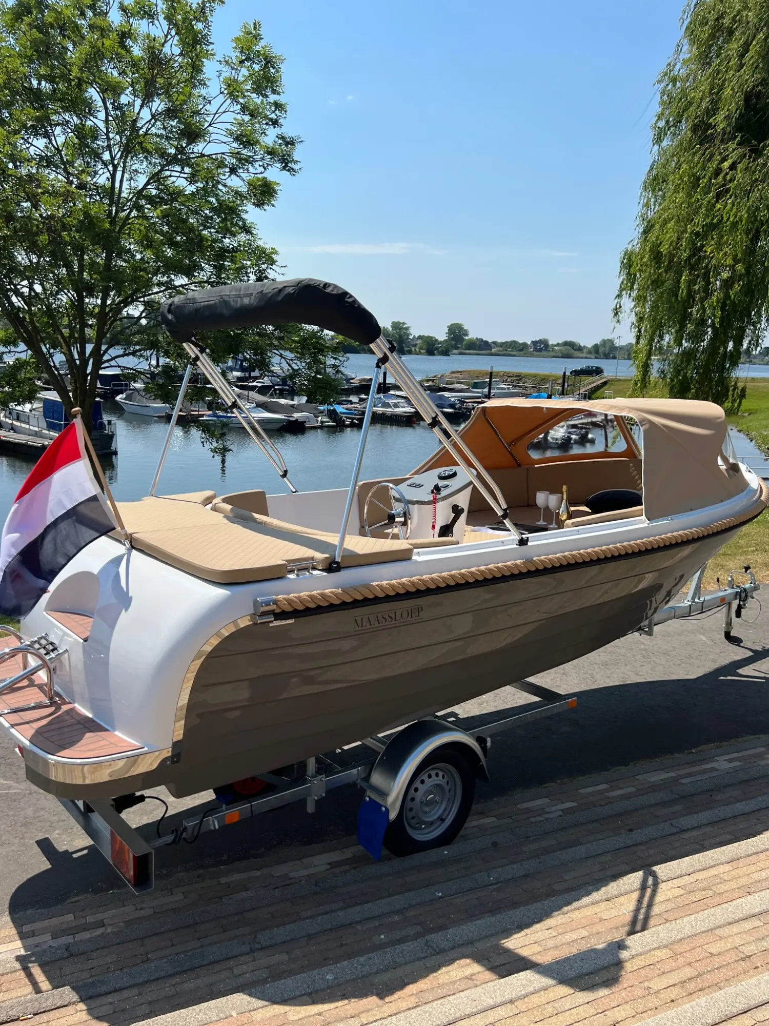 Maassloep 570 Honda 20pk nieuw kleur taup — foto 1 van 14