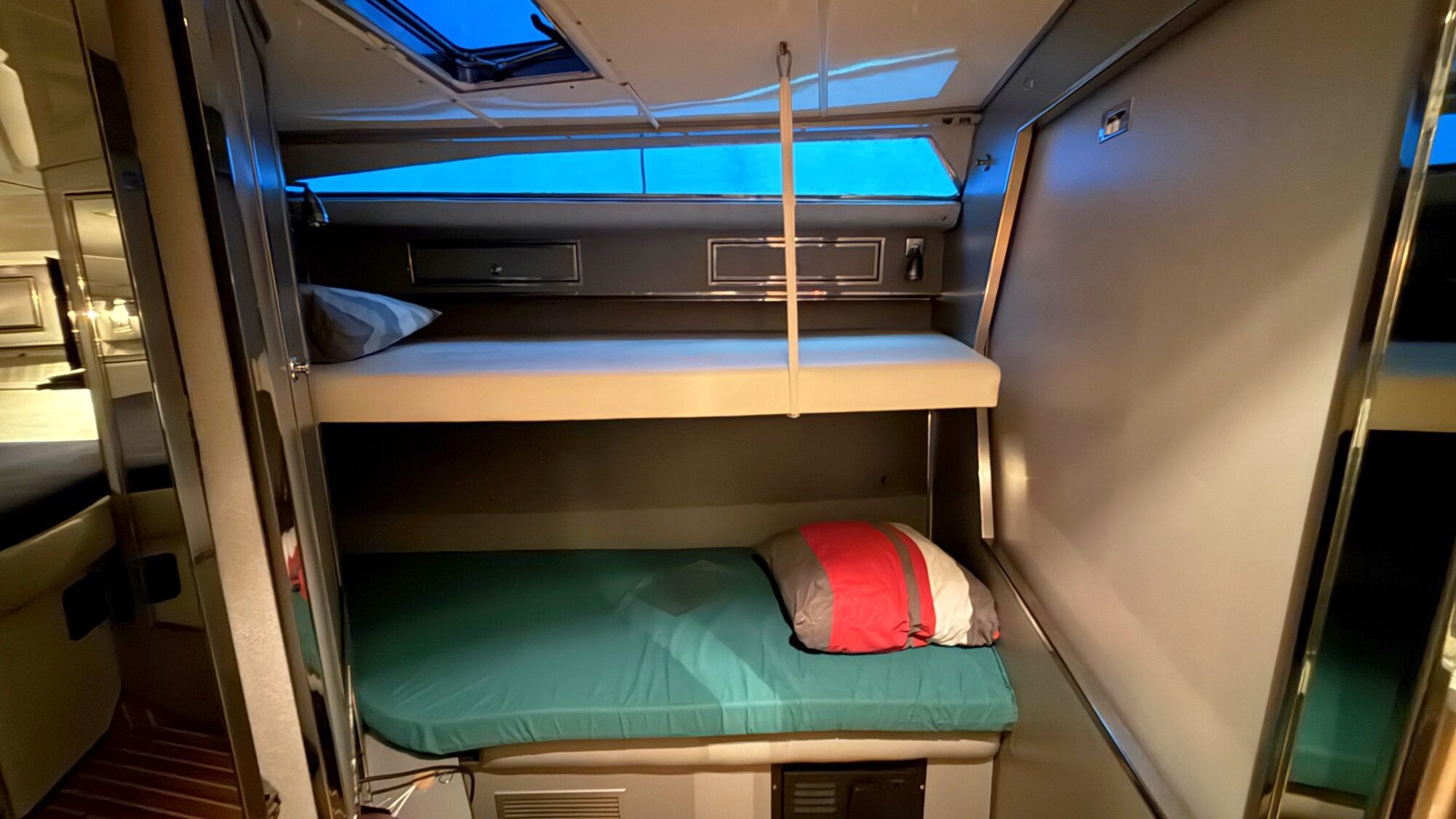 Sea Ray 400 Express Cruiser — foto 17 van 29