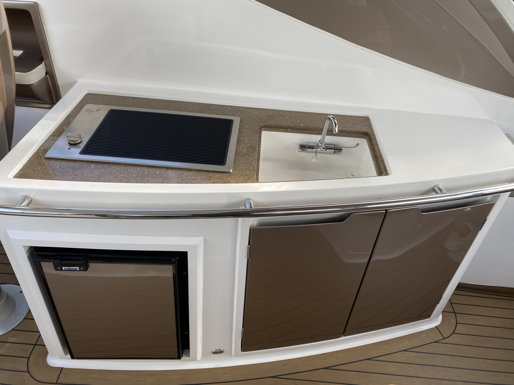 Galeon Yachts Galeon 325 HTS met 2 x Mercruiser 4.5l MPI 250 pk - Bouwjaar 2017 — foto 9 van 23