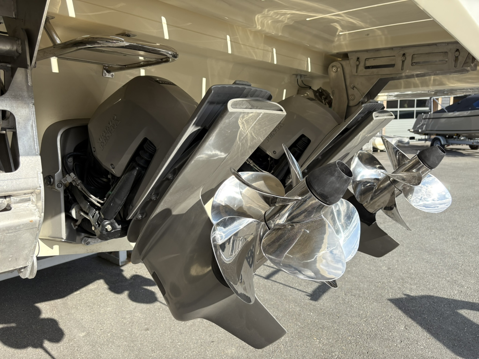 Invictus yachts Invictus 420 TT  met 2x 440 pk Volvo Penta D6 - Nieuw binnen! — foto 12 van 21