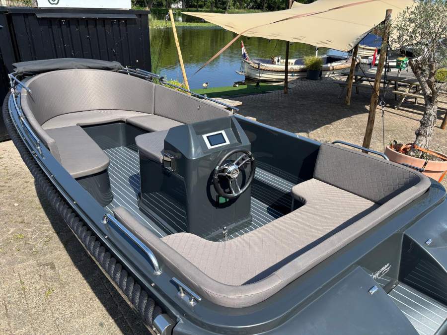 Lifestyle  E tender 570 verkocht — foto 8 van 10