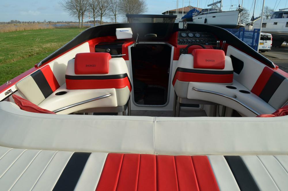 Donzi 30 "Black Widow" — foto 11 van 20
