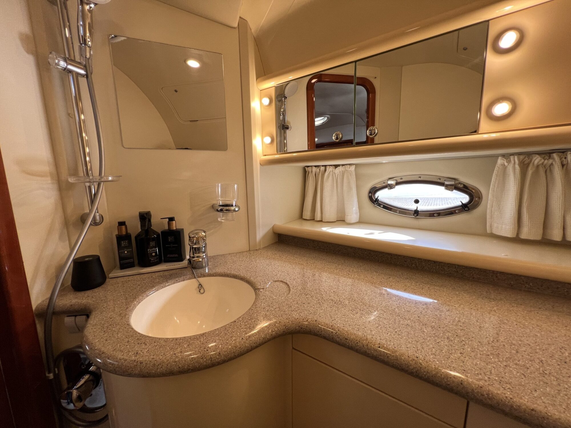 Sunseeker Superhawk 48 Cabrio — foto 10 van 48