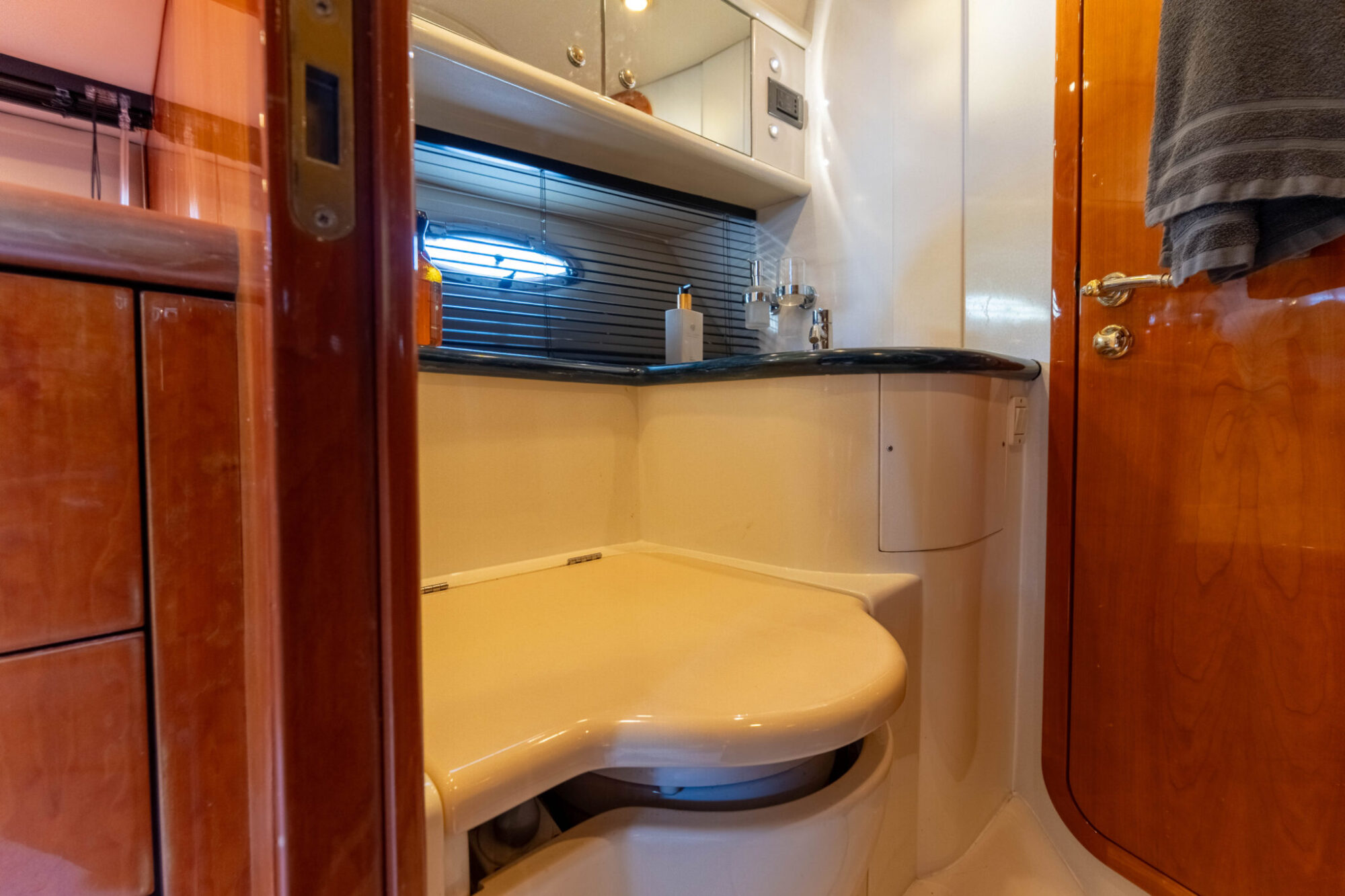 Sunseeker Camarque 47 Cabrio — foto 24 van 48