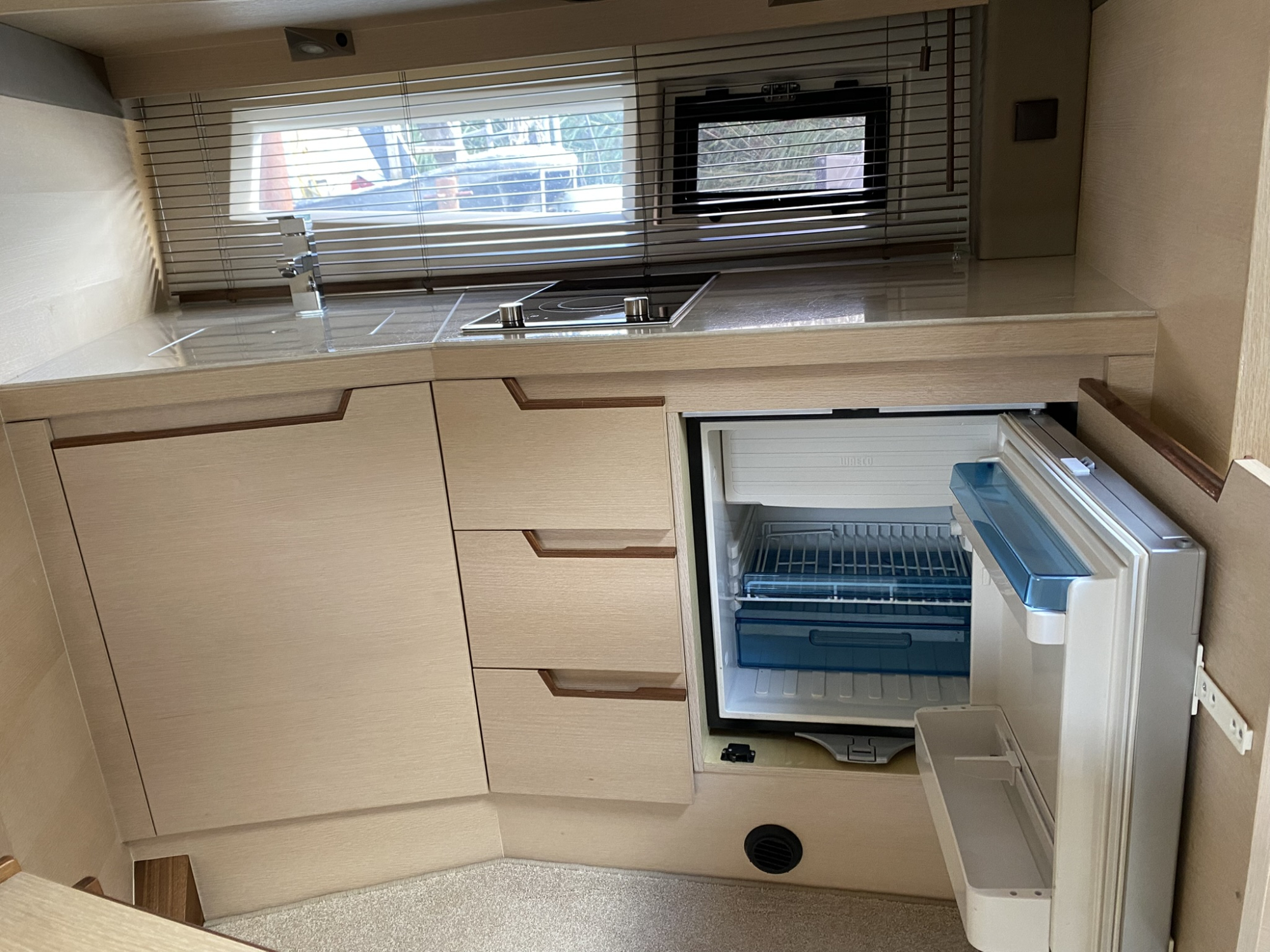 Galeon Yachts Galeon 325 HTS met 2 x Mercruiser 4.5l MPI 250 pk - Bouwjaar 2017 — foto 13 van 23