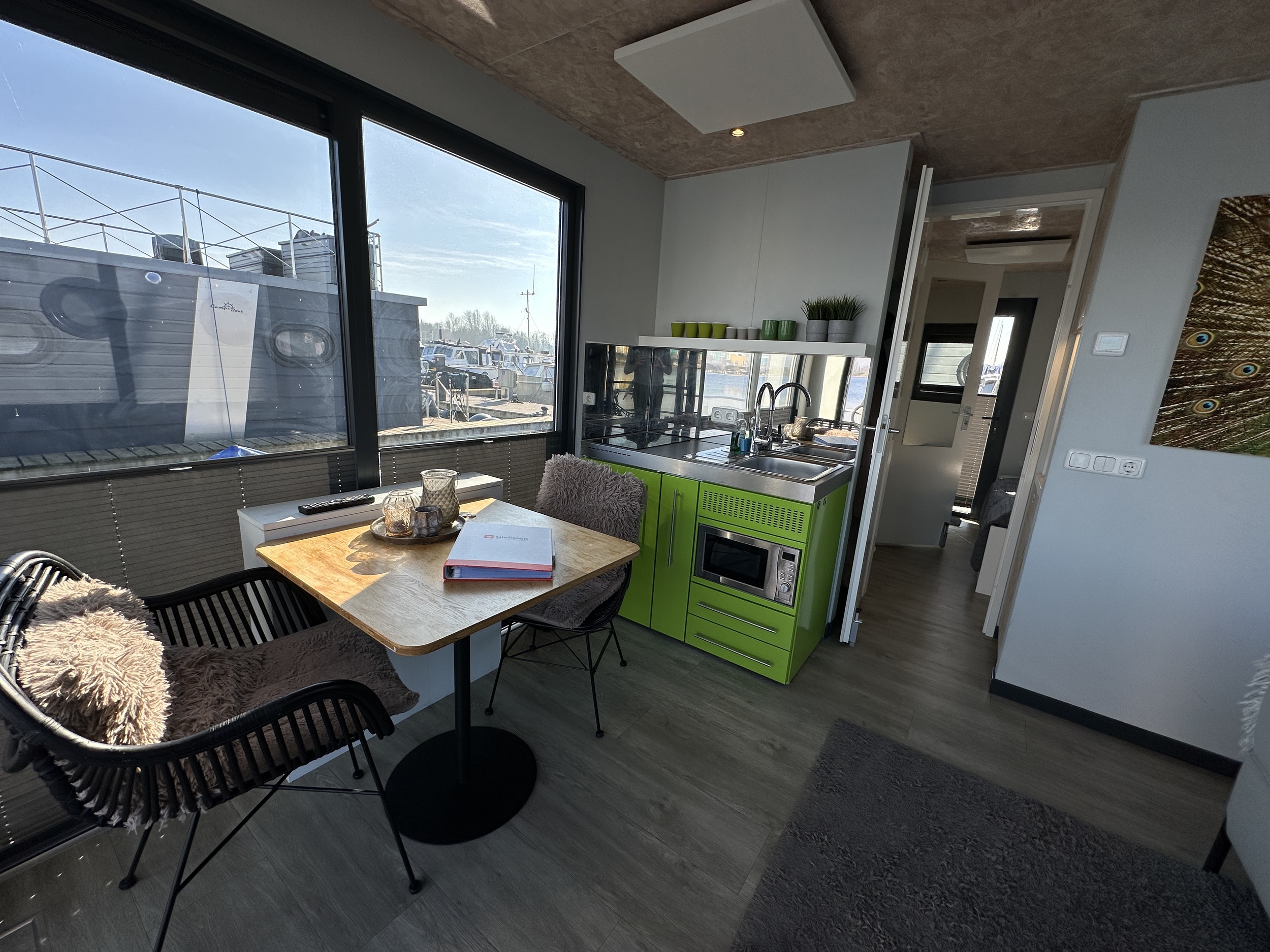 Gielissen Marin Home 32 Tiny Houseboat — foto 14 van 43