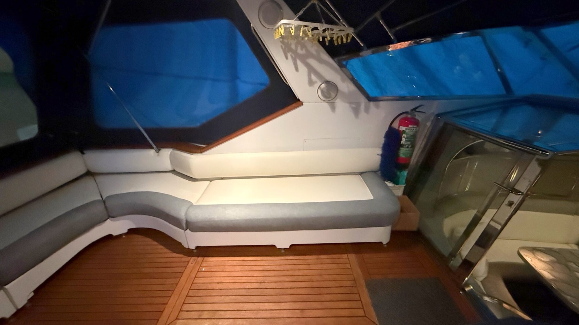 Sea Ray 400 Express Cruiser — foto 26 van 29