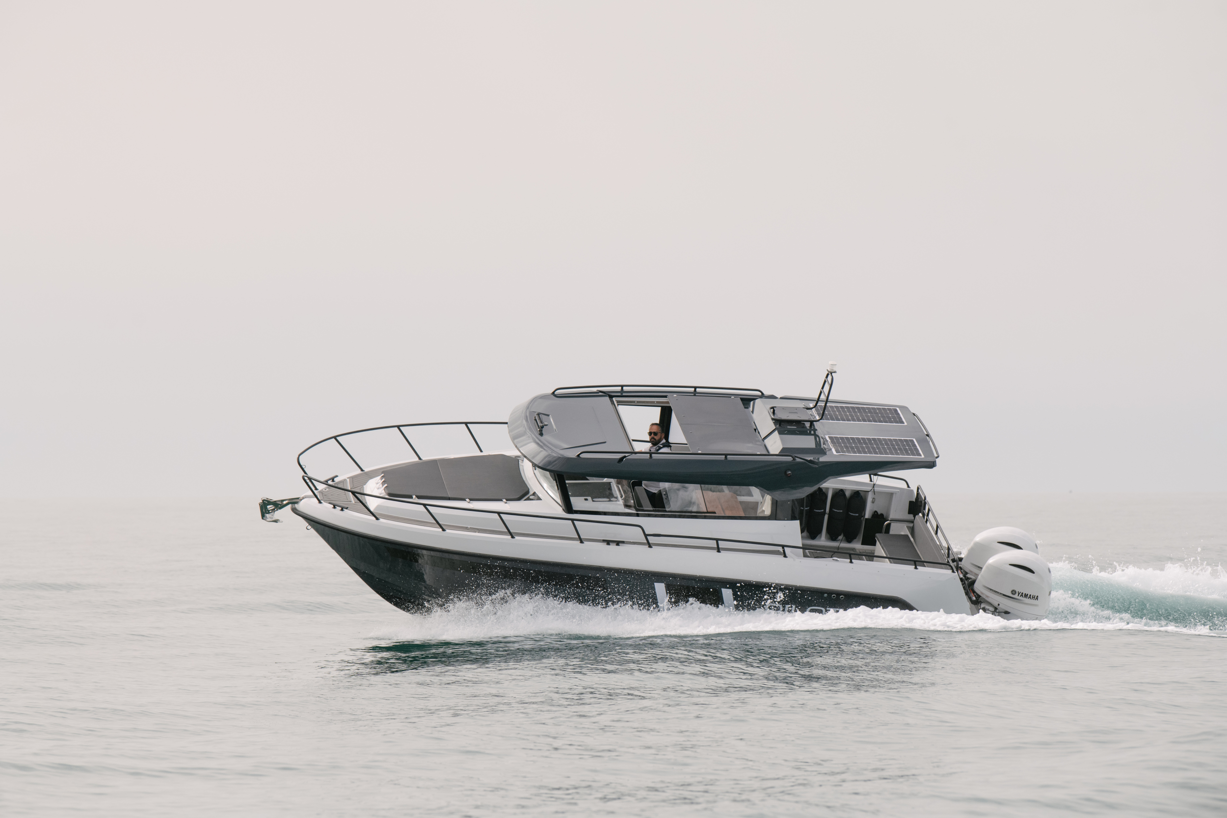 Finnmaster pilot 8 met 2x 200 pk Yamaha motoren  — foto 9 van 45