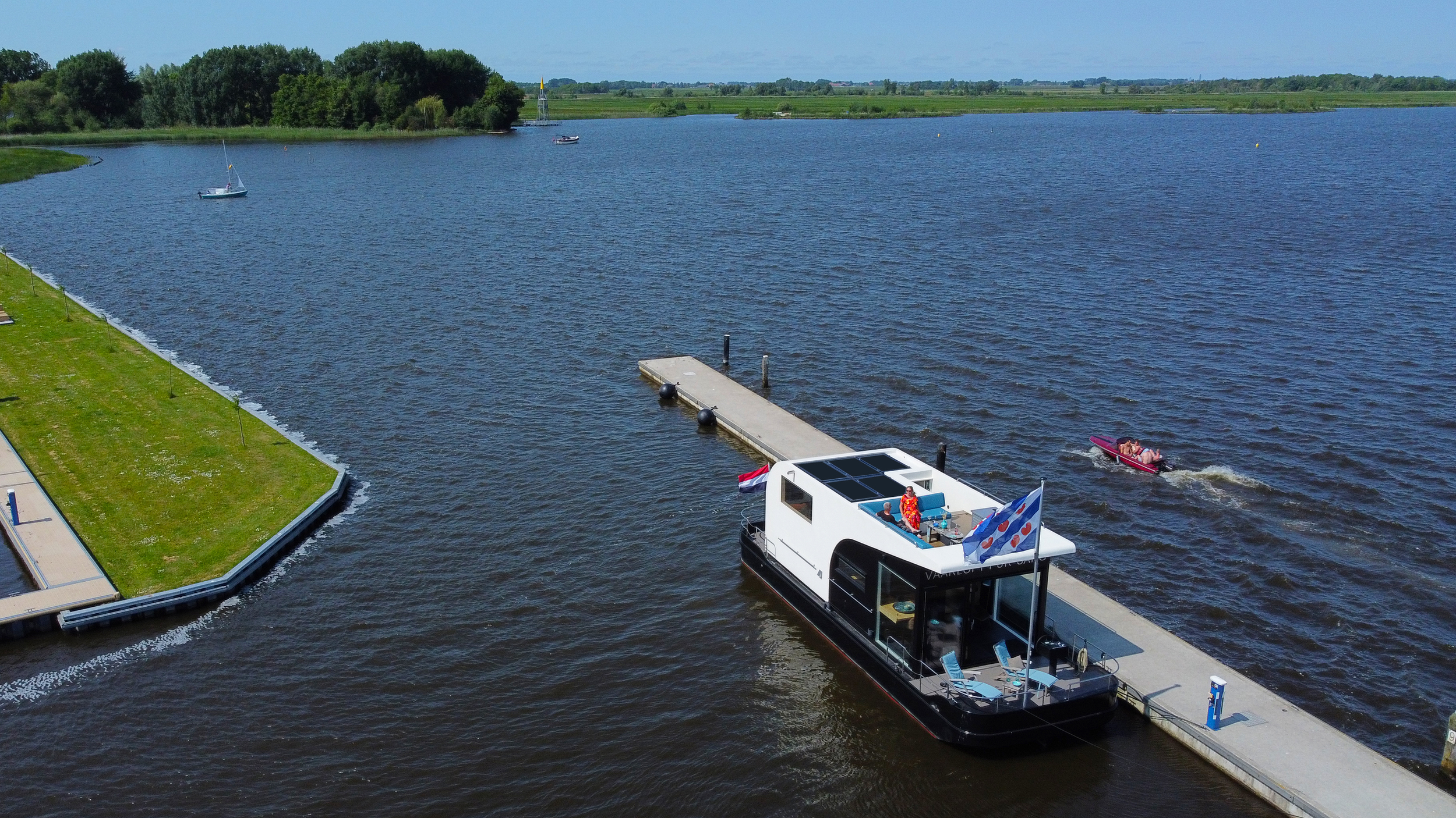 HOMESHIP VaarLoft Volledig Elektrische Houseboat — foto 7 van 60