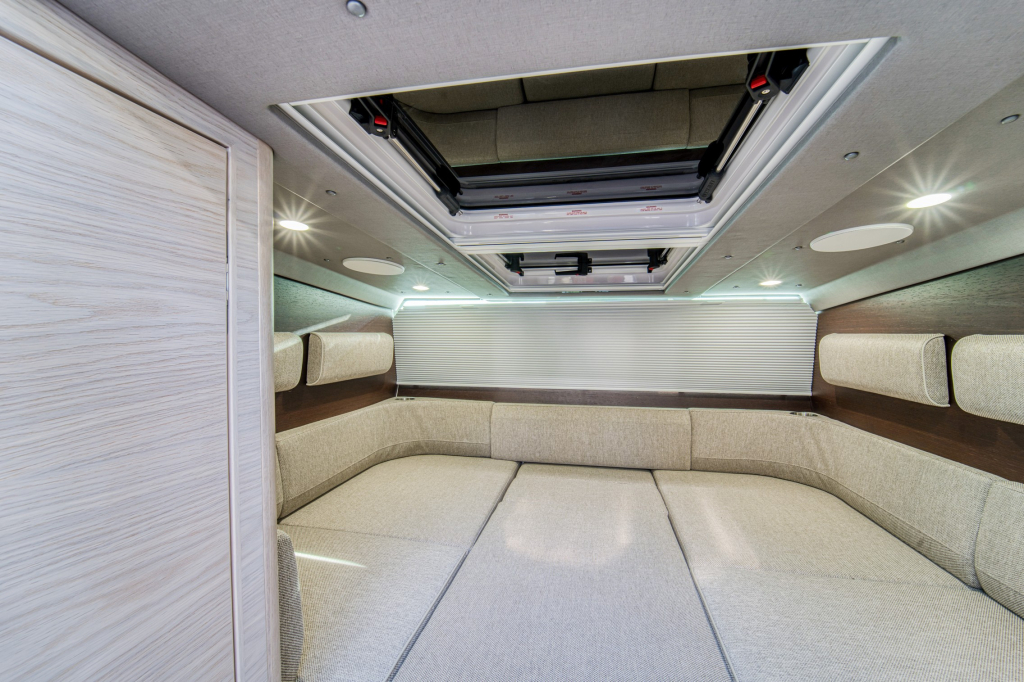 Axopar 45 Cross Cabin BRABUS — foto 10 van 23