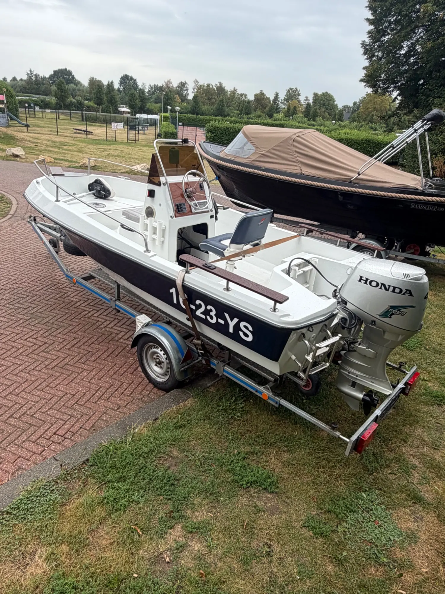 Elan 450 Inc Honda 40pk en trailer in nieuwstaat — foto 3 van 15